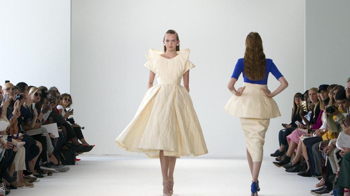 Modelos desfilan con creaciones de la colección Primavera-Verano 2018 del diseñador Denibi, de origen senegalés y radicado en Barcelona, el domingo 10 de septiembre, durante la Semana de la Moda en Nueva York.
