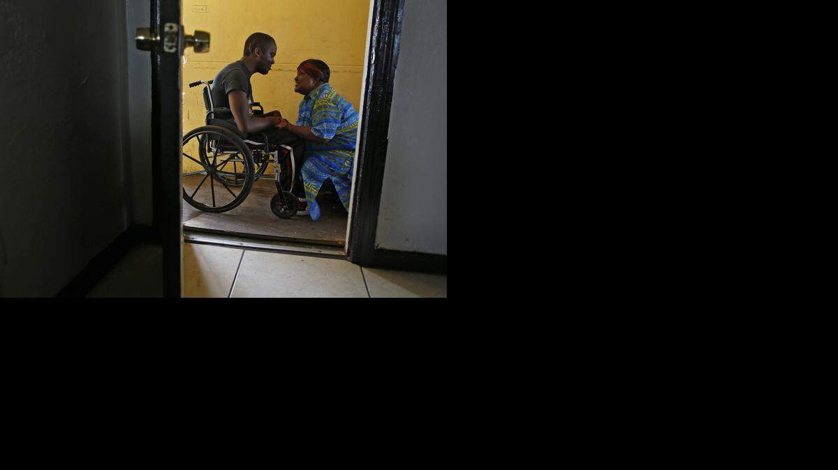 
Ronald Ephord  con Latarsha Williams, su tía que lo cuida, tienen paralísis cerebral y necesita reparar su silla de ruedas electrica para poder hacer hacer las actividades a las que está acostumbrado.
