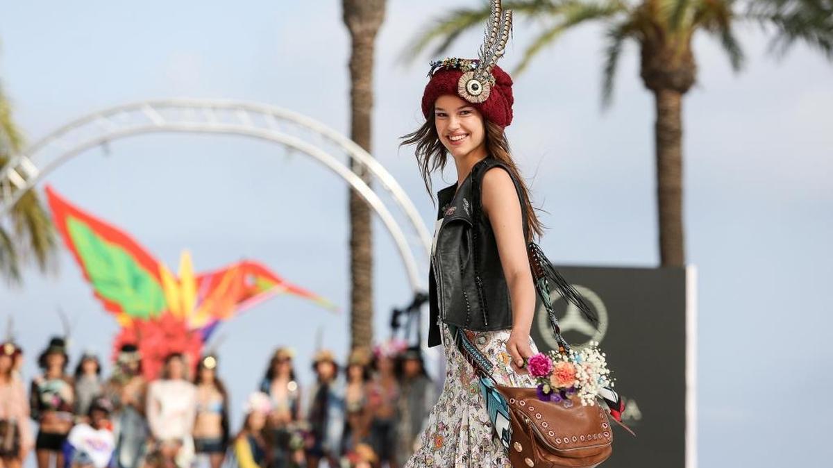 Una modelo luce una creación de la firma Desigual durante la primera edición de la pasarela Mercedes-Benz Fashion Weekend Ibiza.