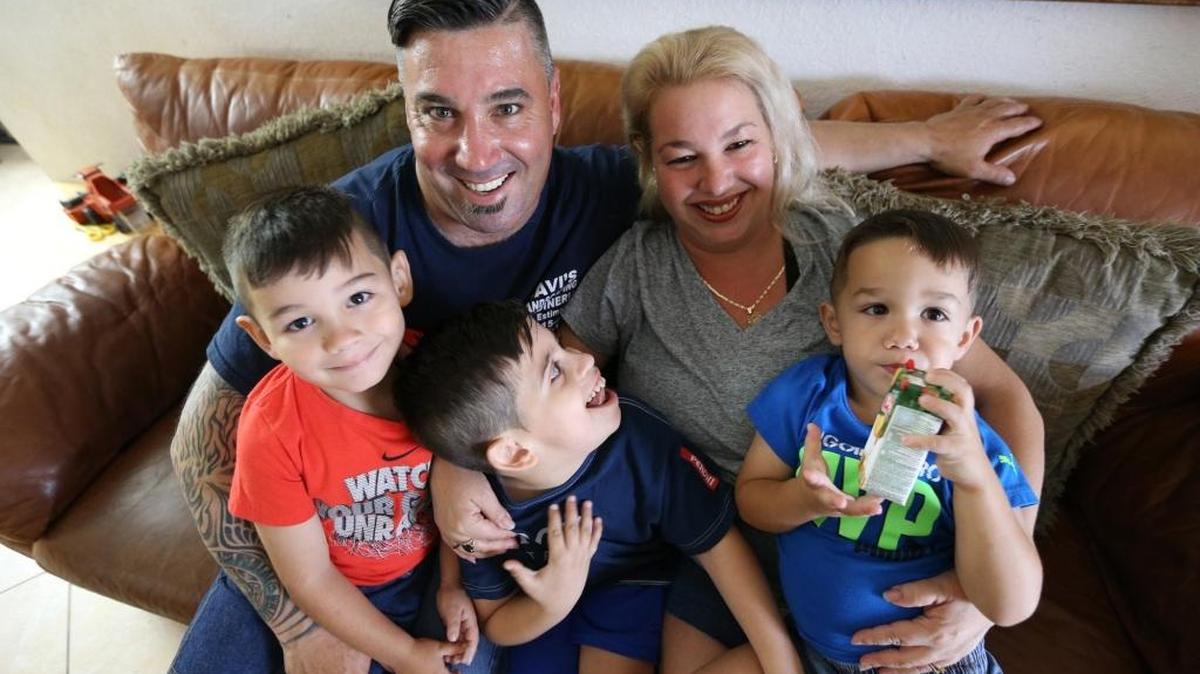 La familia González, el padre, Ricardo con los hijos Andy, Javier, y Tony, y su pareja, Arlin Pérez, en su casa en West Miami.