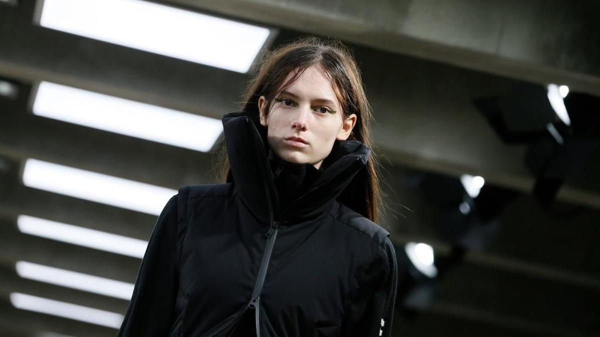 Una modelo presenta una creación de la del diseñador japonés Yohji Yamamoto durante la Semana de la Moda de París, el 24 de enero del 2016.