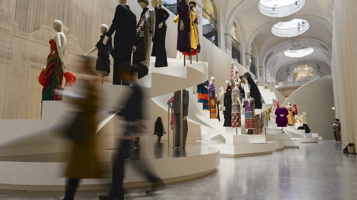 Vista general de la exposición "Fashion Forward, 3 Siglos de Moda (1715-2016)" que acoge el Museo de Artes Decorativas de París, Francia, hoy, 6 de abril de 2016. La muestra se celebra del 7 de abril al 14 de agosto.