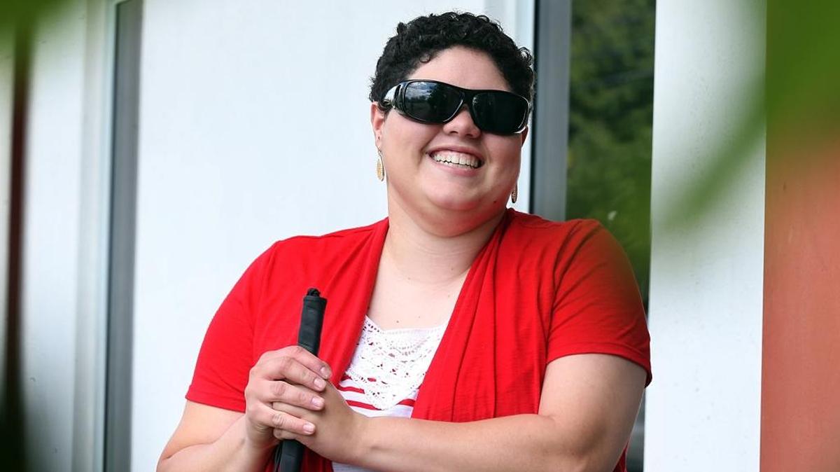 Pese a que solo ve parcialmente de un ojo Frances Álvarez quiere seguir superándose.