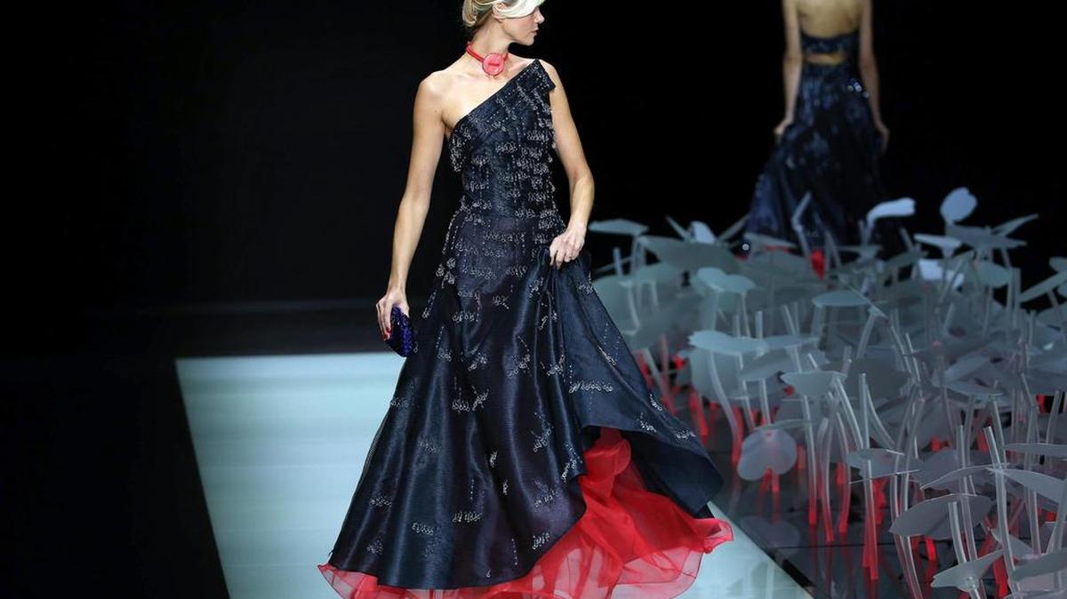 
Una modelo desfila con una creación del diseñador italiano Giorgio Armani para la próxima primavera-verano durante la Semana de la Moda de Milán (Italia), hoy, 28 de septiembre de 2015. 
