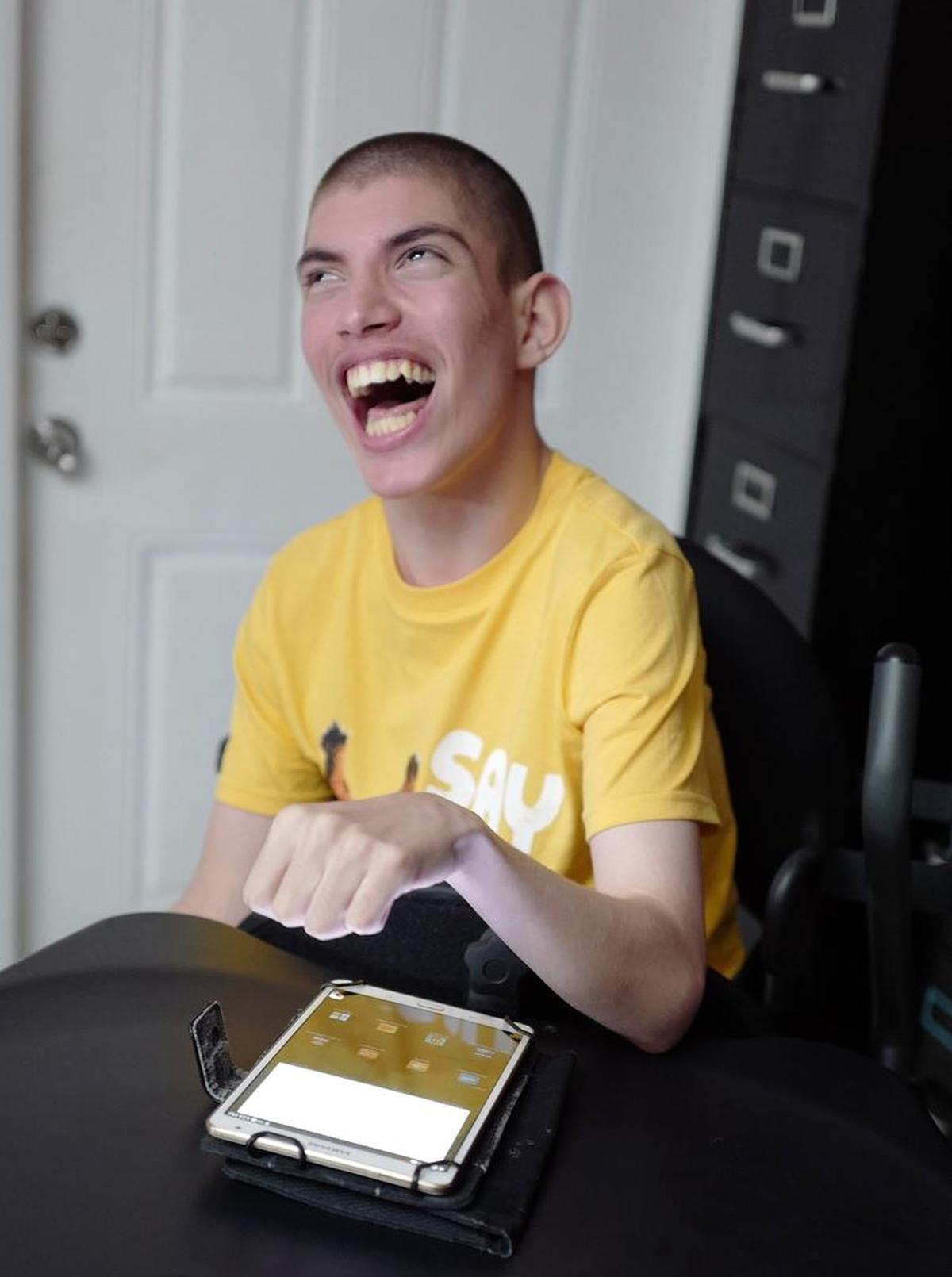 Raúl Hernández sueña con ser profesor de italiano y casarse, pero anhela todos los días con poder pasear por Miami. Este joven de 16 años que padece de parálisis cerebral está pidiendo una donación de una furgoneta accesible para discapacitados.