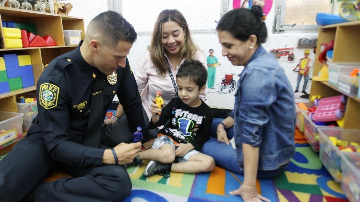 Robert Docino con, de izquierda a derecha, el comandante Edwin López, del Departamento de Policía de Escuelas de Miami-Dade; la maestra Vera Lamar; y su madre, Ismary Rey, en el English Center.