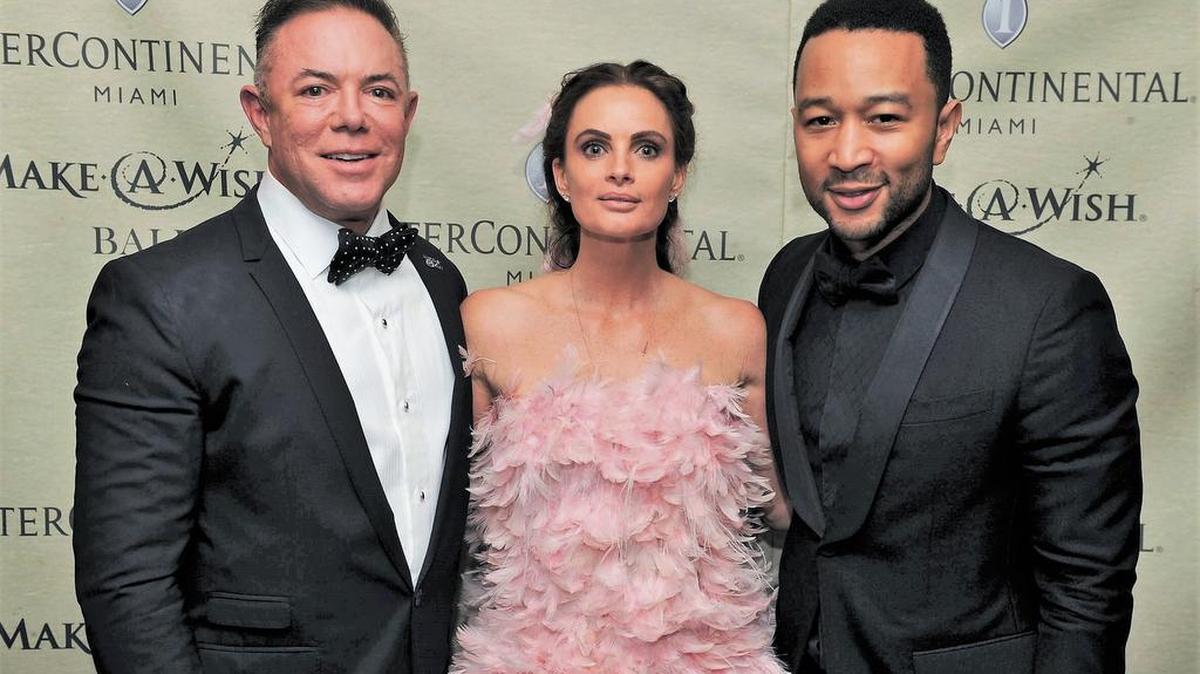 Shareef Malnik y Gabrielle Anwar con el cantante John Legend.
