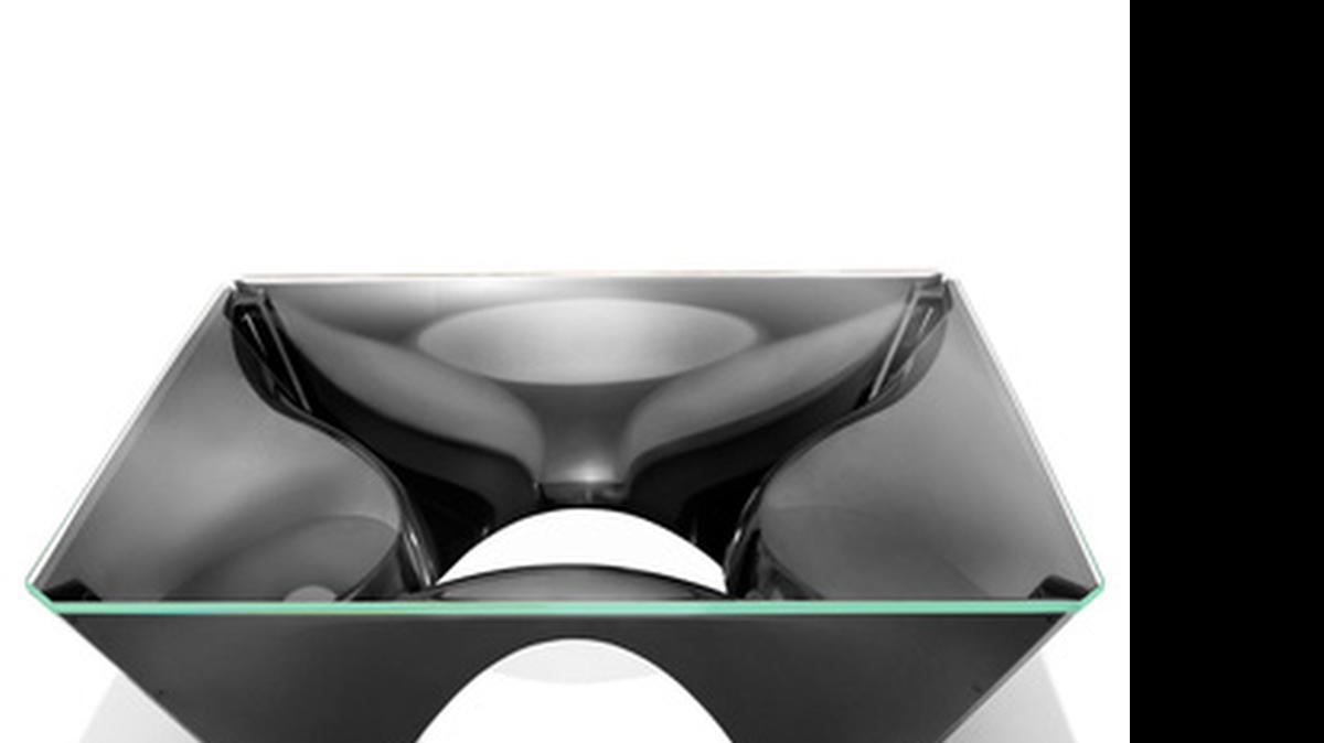 
"Donde la escultura y el mueble se encuentran" es el concepto con que David Adjaye ha diseñado las sillas de exterior para la firma Knoll. La ha llamado ‘Washington Skeleton Chair’ y como otros de sus diseños, las piezas están entrelazadas creando formas innovadoras que lo distinguen. Adjaye fue nombrado Diseñador del Año por la feria Design Miami hace unos años y ha sido muy celebrado por su intrincada obra y sus museos. GISELA LÓPEZ MATA/Especial el Nuevo Herald
