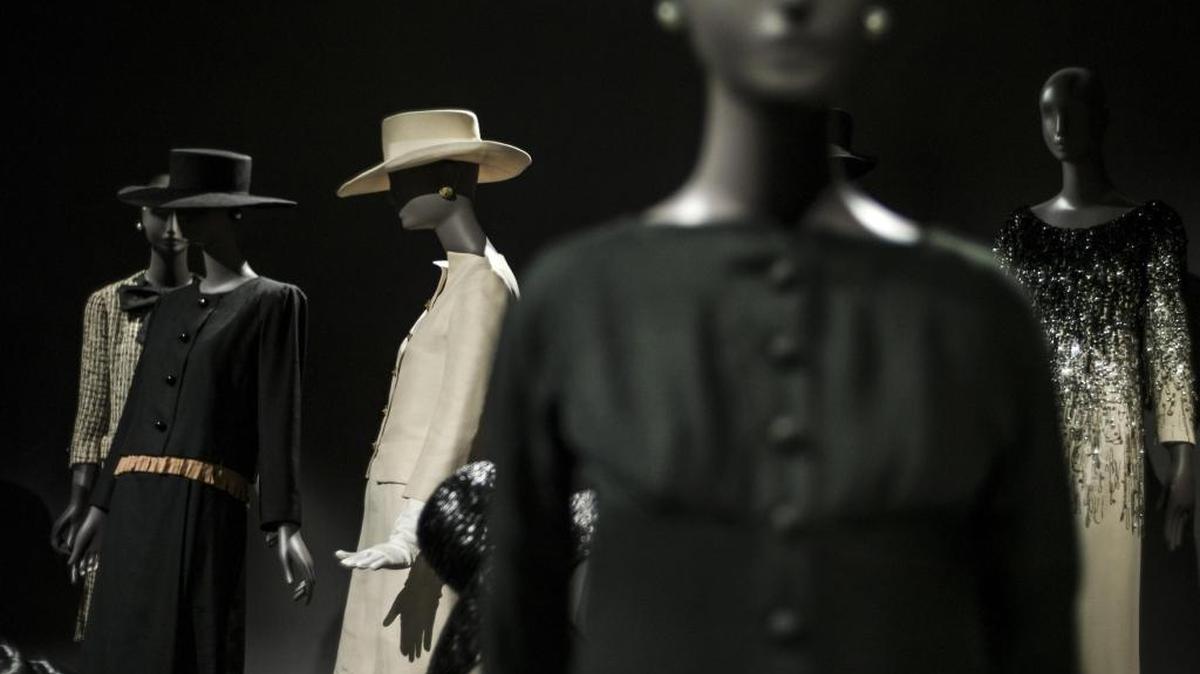 Algunas de las creaciones del diseñador francés Yves Saint Laurent, expuestas en el nuevo museo Yves Saint Laurent de París.