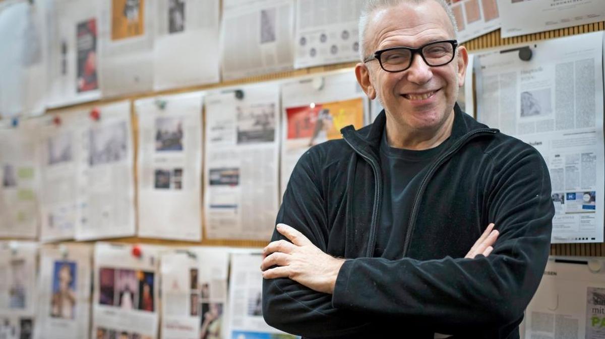 El diseñador francés Jean-Paul Gaultier posa junto al panel con la planificación de la edición del periódico ‘Welt am Sonntag’ en Berlín, Alemania. Gaultier es el redactor jefe invitado del periódico para la edición del fin de semana.