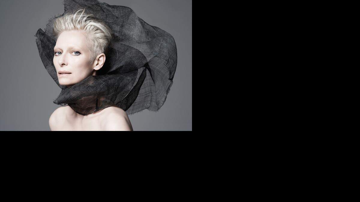 
La actriz Tilda Swinton es la imagen de la colección de color de primavera de Nars, que apuesta por tonos con efecto y estado natural con un toque de brillo en las mejillas.
