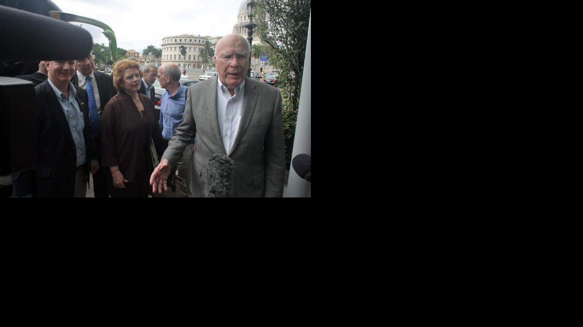 
El senador demócrata Patrick Leahy (der.), junto a los representantes Debbie Stabenow (centro) y Chris Van Hollen (izq.), habla a los medios el 17 de enero, a su llegada a un hotel en La Habana.

