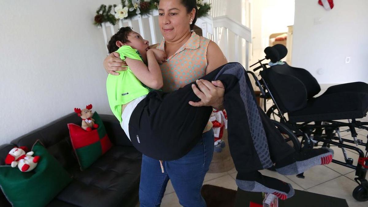 Yerlisbell Machado cuida de su hijo Diego Alarcón, de 17 años, en su casa en Doral. El joven ha sido diagnosticado con parálisis cerebral, entre otras dolencias.