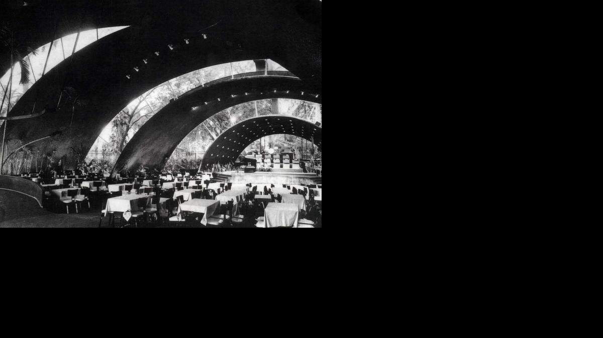 
Salón Arcos de Cristal del cabaret Tropicana, obra del arquitecto Max Borges Recio, de 1951.
