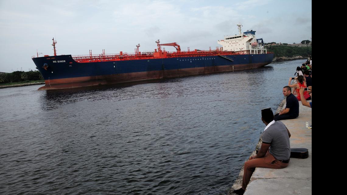 
El carguero MS Simon se aleja del puerto de La Habana el pasado 15 de junio. Cuba reclama que el embargo le ha infligido pérdidas económicas por un valor acumulado de $157,000 millones. 
