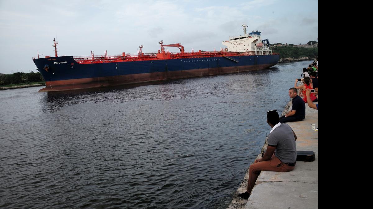 
El carguero MS Simon se aleja del puerto de La Habana el pasado 15 de junio. Cuba reclama que el embargo le ha infligido pérdidas económicas por un valor acumulado de $157,000 millones. 
