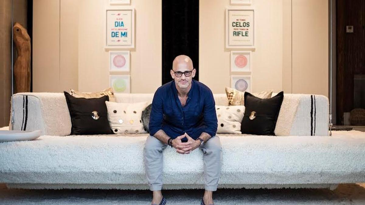 Moises Esquenazi en uno de los espacios de Waowig, un estudio, galería de arte y salón de exhibición que cruza la línea entre laboratorio de experimentación, espacio personal, tienda y teatro de arte urbano que invita a la participación y la introspección.