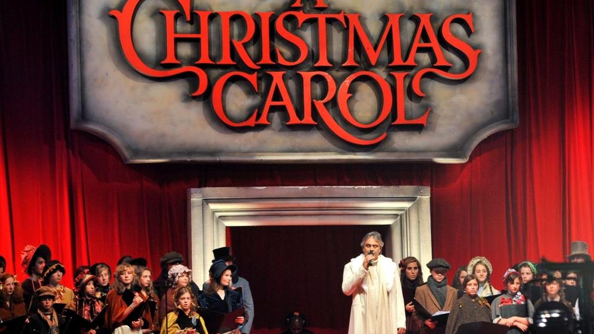 El cantante italiano Andrea Bocelli (c-dcha.) interpreta un tema en directo durante el estreno mundial de la última película del director estadounidense Robert Zemeckis, ‘Cuento de Navidad’, en Londres.