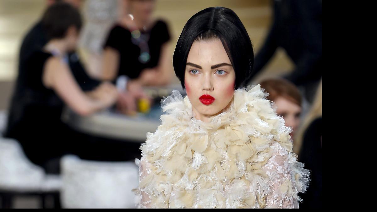 
La modelo estadounidense Lindsey Wixson presenta una creación de la colección otoño-invierno 2015/2016 de alta costura del diseñador Karl Lagerfeld para Chanel durante un desfile en el ámbito de la Semana de la Alta Costura de París (Francia).
