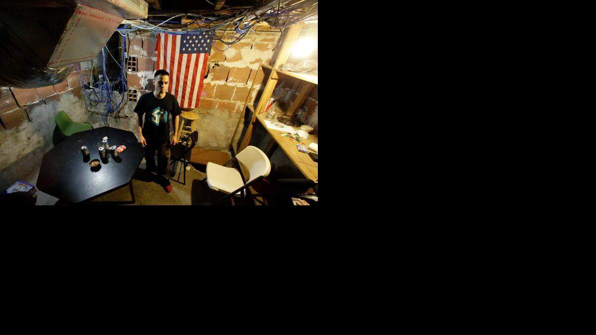 
Uno de los miembros de StreamerHouse, Adam Young, en el sótano de la casa que comparte con otros dos socios, en la Florida.



