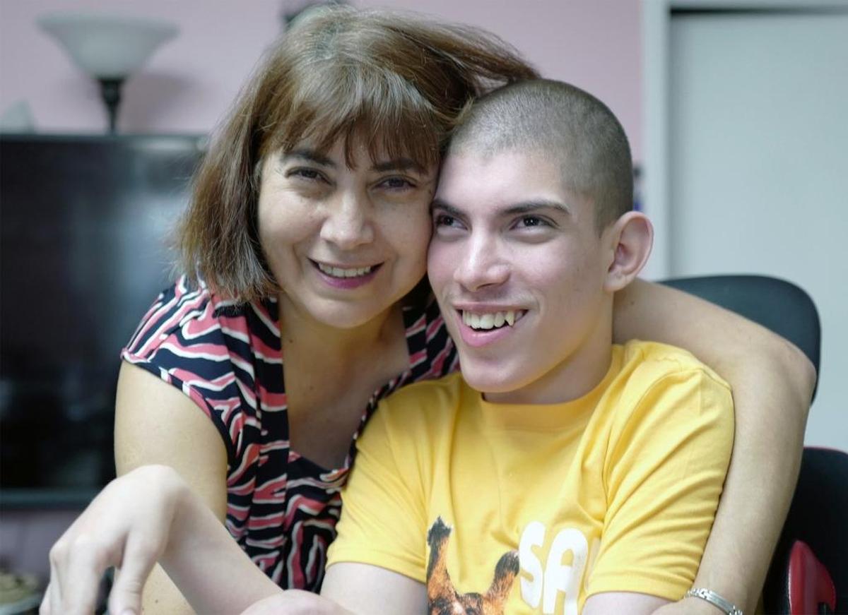 Raúl Hernández con su mamá Marta Giuliani.