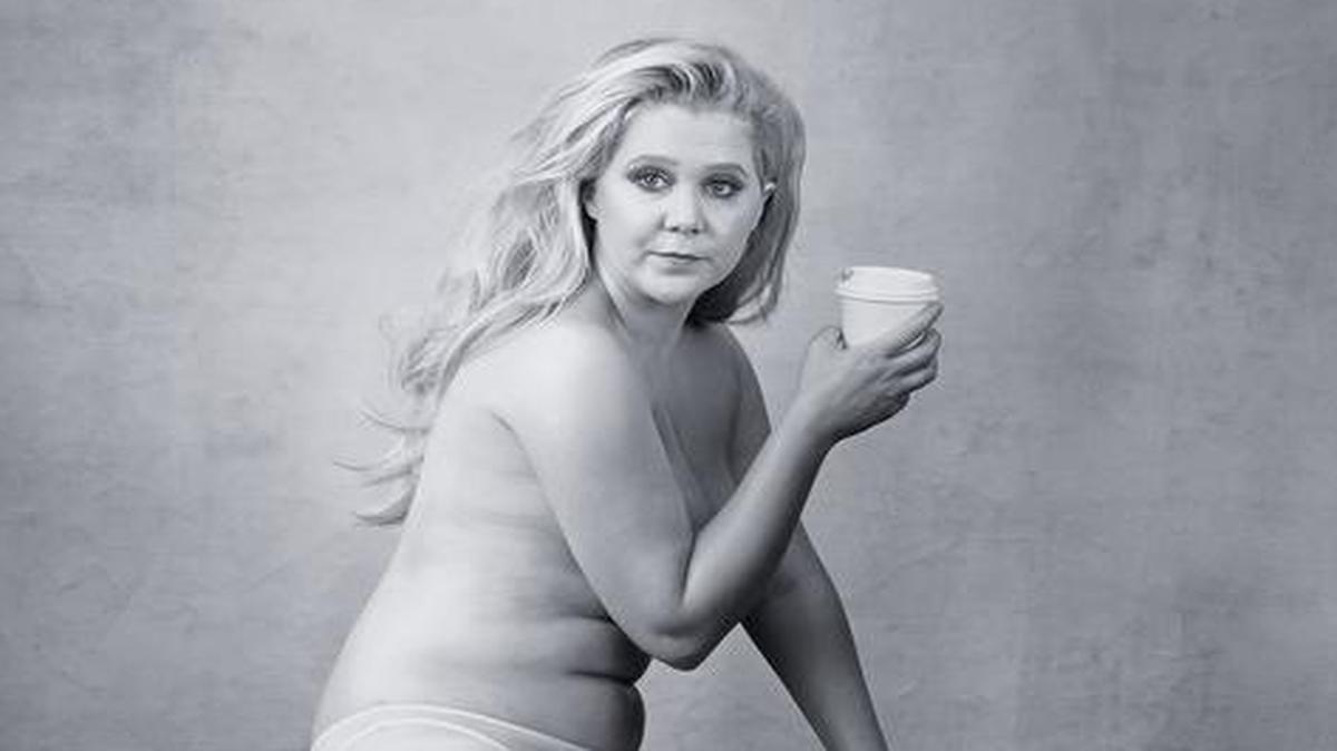 Fotografía facilitada por Pirelli de la actriz y comediante Amy Schumer, imagen del mes de Diciembre del calendario Pirelli 2016.