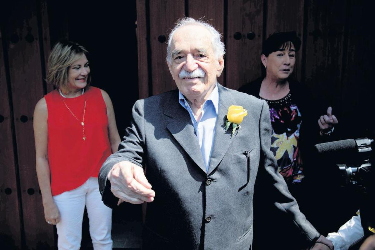 En esta fotografía de archivo del 6 de marzo de 2014, Gabriel García Márquez saluda a fanáticos y periodistas afuera de su casa en la Ciudad de México durante su cumpleaños. El premio Nobel de Literatura colombiano falleció el 17 de abril de 2014. Sus obras extravagantes y melancólicas superaron en ventas a todo lo publicado en español excepto la Biblia, y es considerado el escritor en español más popular desde Miguel de Cervantes en el siglo XVII. La épica novela de 1967 “Cien años de soledad” vendió más de 50 millones de copias en más de 25 idiomas. /