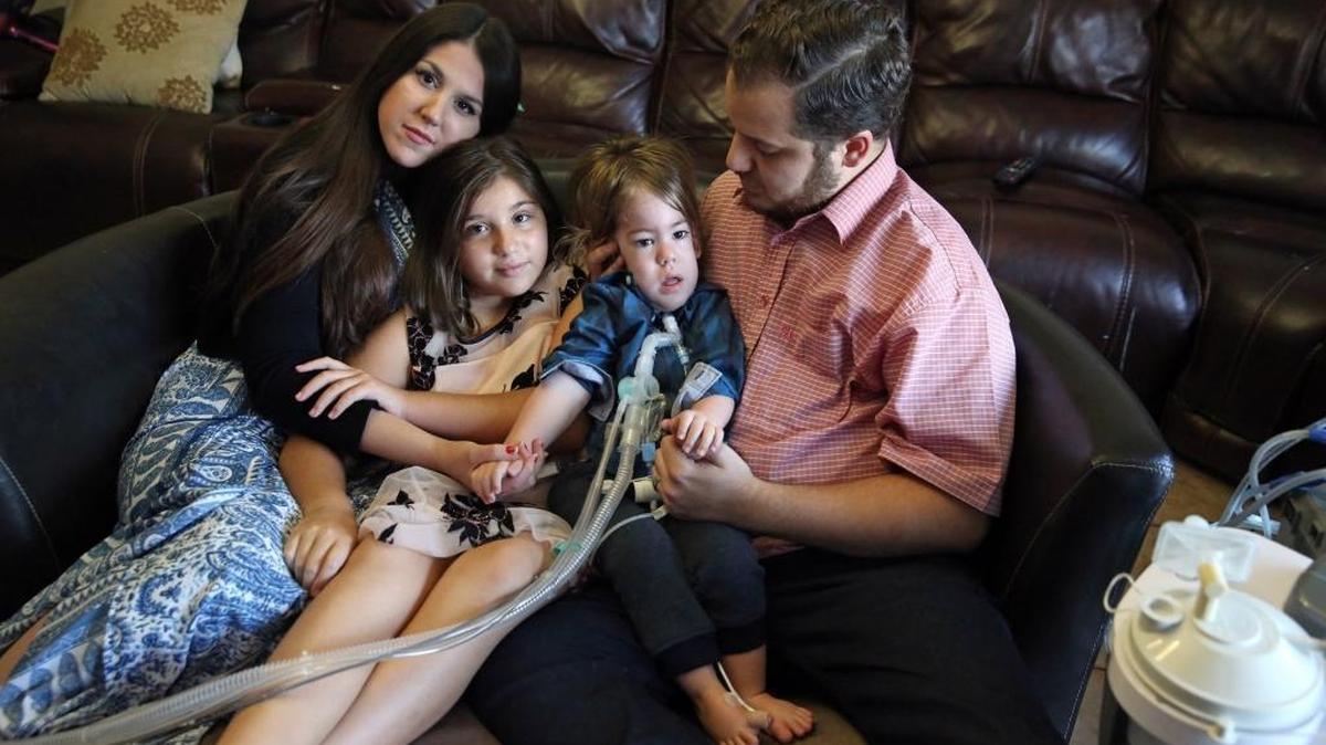 Javier y Jessica González con su hijo Joshua Jacob, conocido como JJ, de 20 meses, y su hija Bella, de 9 años, en su casa de Miami.