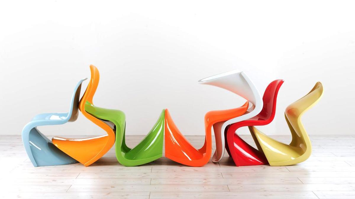 
Las sillas inspiradas en Verner Panton son de las mejores opciones para combatir el síndrome posvacacional.

