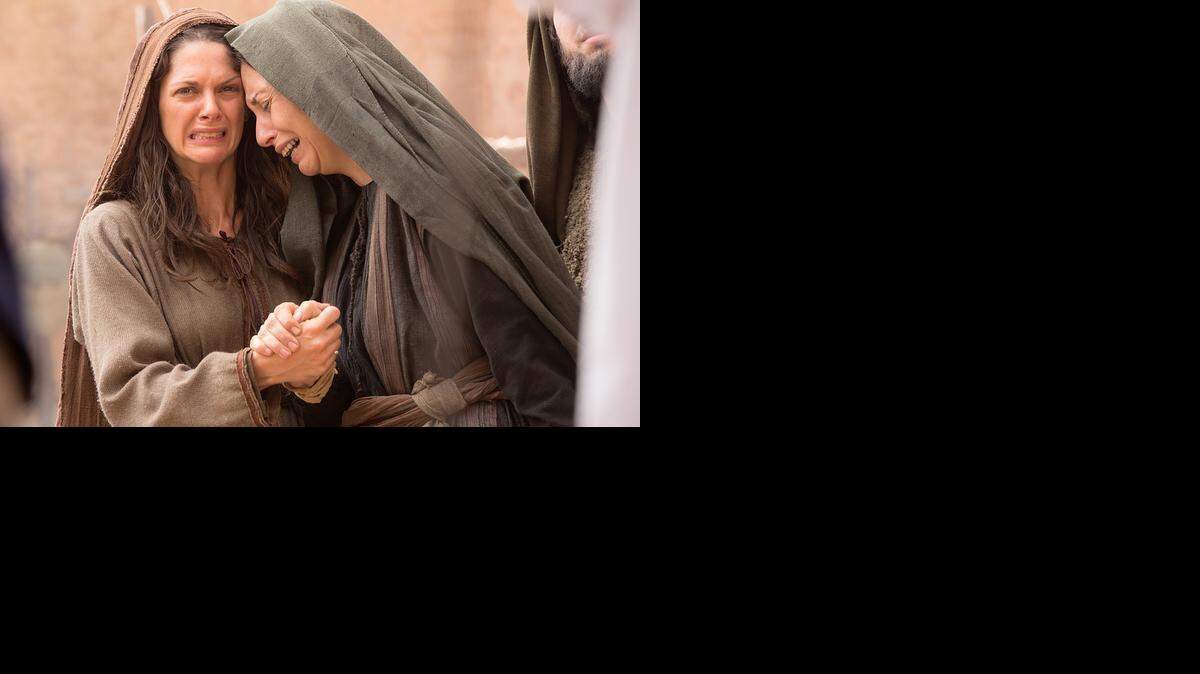 
En la escena María Magdalena (Klara Issova) y María (actriz no identificada), lloran por la pasión y muerte de Jesús. 




