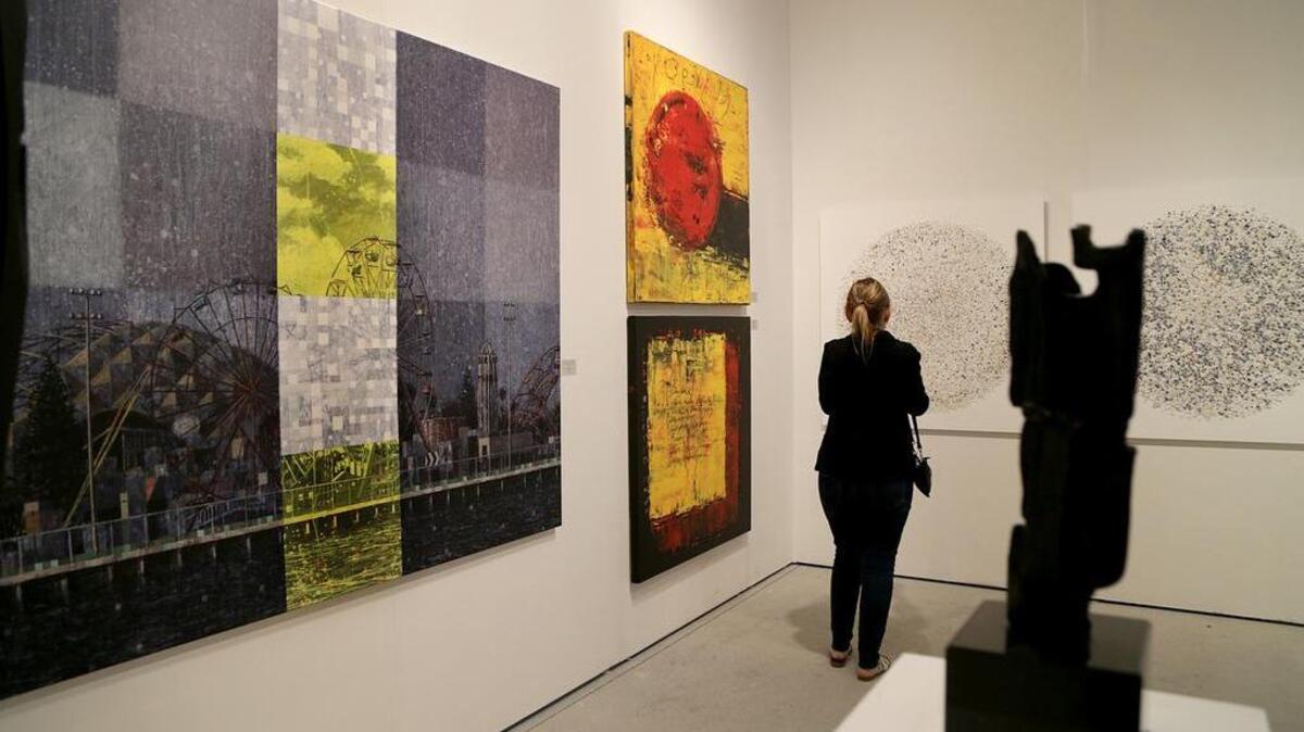 Una visitante de Art Miami observa obras de Gustavo Acosta, Carlos García de la Nuez, José Manuel Fors y Alicia Peñalba (extrema der.), en el espacio de la galería Pan American Art Projects.