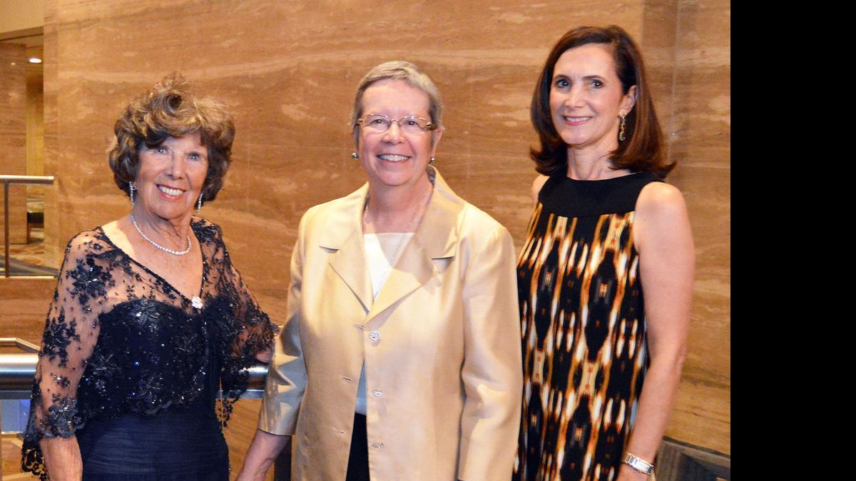 
Bunny Bastian, Sister Suzanne Cooke y Frances Sevilla-Sacasa
