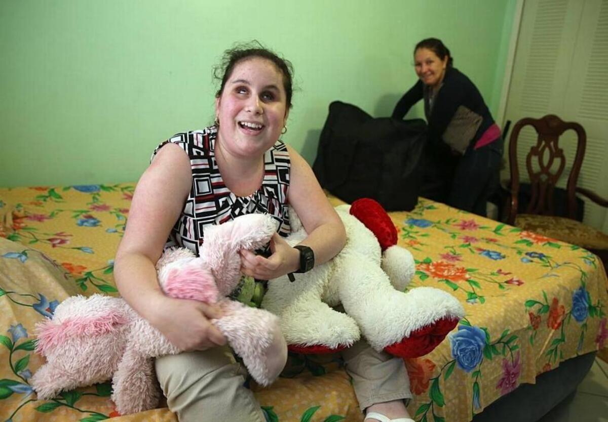 Katherine Sánchez, una niña cubana ciega de 15 años, muestra sus peluches en una imagen del 17 de noviembre del 2017. Ella y su mamá, Katia Triana, llegaron de Cuba hace un año. Esperan conseguir una computadora para que Katherine estudie Braille en inglés.