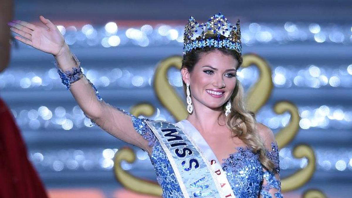 Mireia Lalaguna Rozo de España saluda después de ganar el nuevo título en el Miss Mundo en la Gran Final en Sanya, en la provincia de Hainan, sur de China, el 19 de diciembre de 2015.
