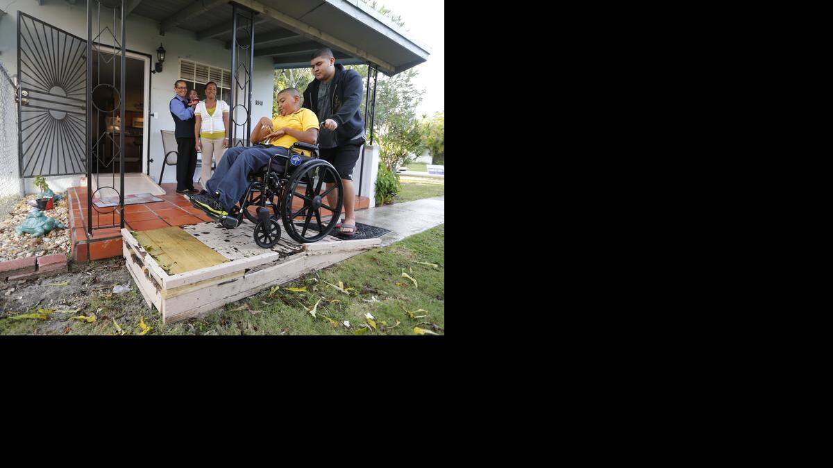 
Jerald García necesita una rampa nueva para accerder a su casa porque la actual está dañada y a María, su madre, le cuesta mucho mover la silla de ruedas del joven de 12 años, e.



