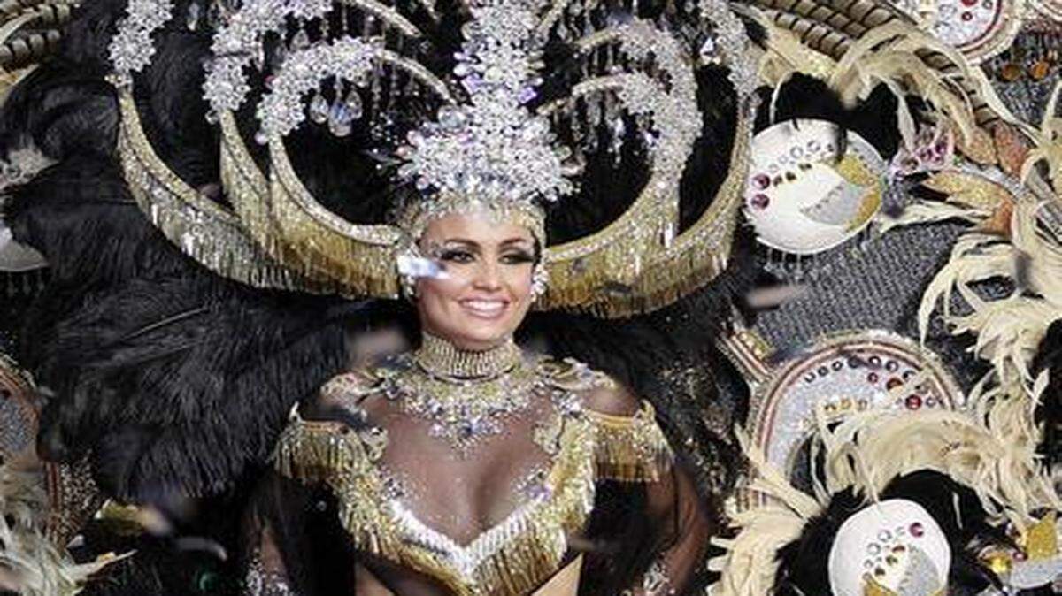 
Adtemexi Cruz Hernández, vestida de la fantasía ‘Aurea’, creada por Jorge González, es la Reina del Carnaval de Santa Cruz de Tenerife 2015, en Islas Canarias. 
