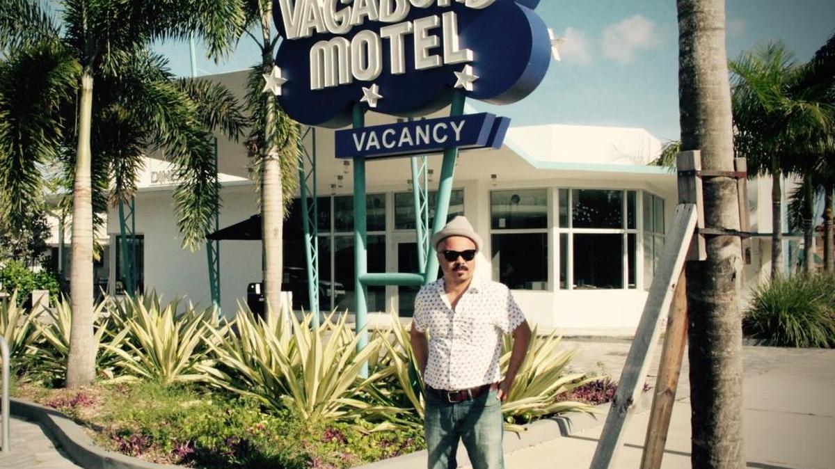 Fotografía cedida por el poeta Oscar Fuentes que lo muestra frente al Vagabond Motel, en Miami, Florida (EE.UU.). Los años 50 fueron especialmente prolíficos para el sur de Florida en cuanto a arte se refiere, especialmente en la zona de Miami Beach, un atractivo centro que no solo congregó a turistas sino a cantantes, poetas o pintores que supieron imprimir un sello particular a esta zona. En esos años también apareció el hoy llamado Miami Modern (MiMO), un estilo artístico que acogió diferentes tendencias y que plasmó en sus edificios y estructuras arquitectónicas el optimismo de una ciudad que se ofrecía como un paraíso.