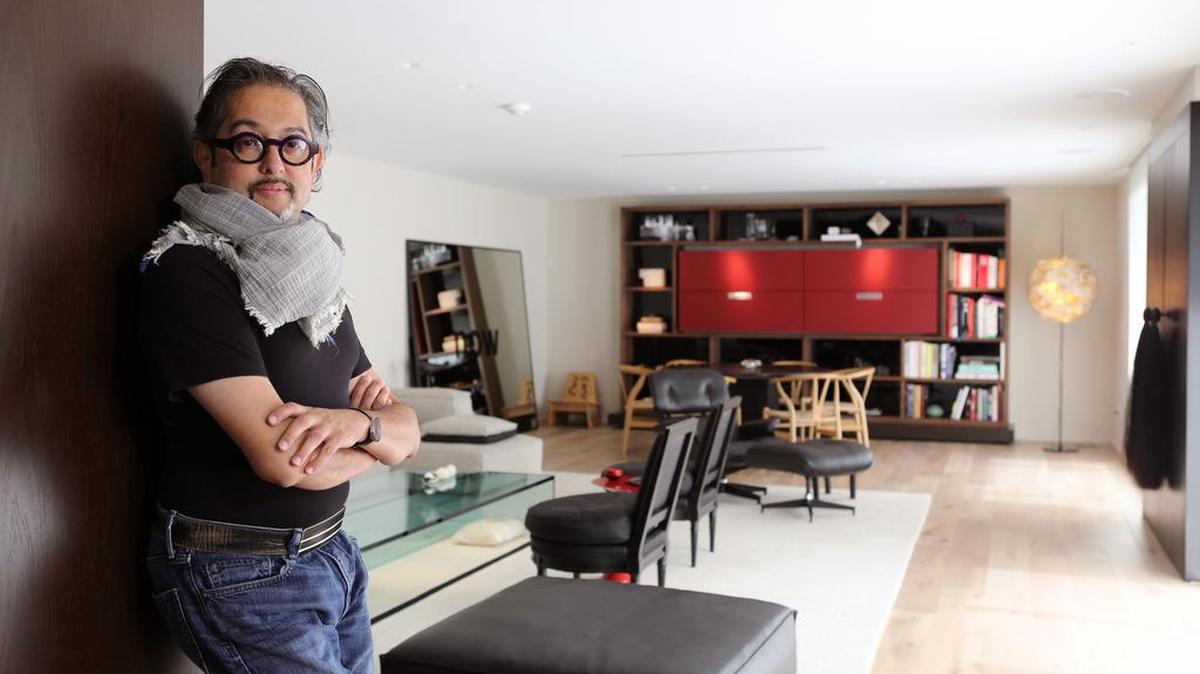 
El diseñador de interiores Juan en su casa en la ciudad de Coral Gables.
