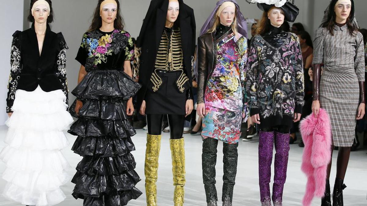 Los modelos muestran las creaciones de los diseñadores de moda belgas Vandevorst y Filip Arickx durante la presentación de la colección de moda A.F. Vandevorst Alta Costura Otoño / Invierno 2017/2018 en París, el domingo 2 de julio de 2017.