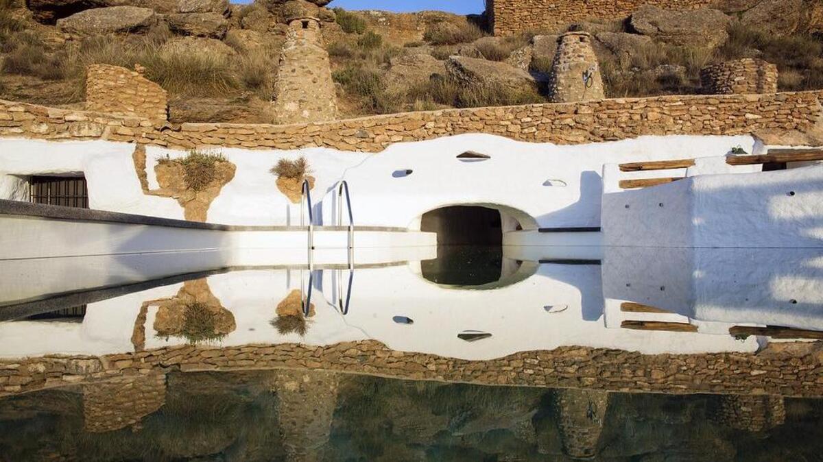 En Granada, la Cueva de la Acacia, una casa rural de 60 metros cuadrados situada en las entrañas de un roca, en la localidad de Guadix.