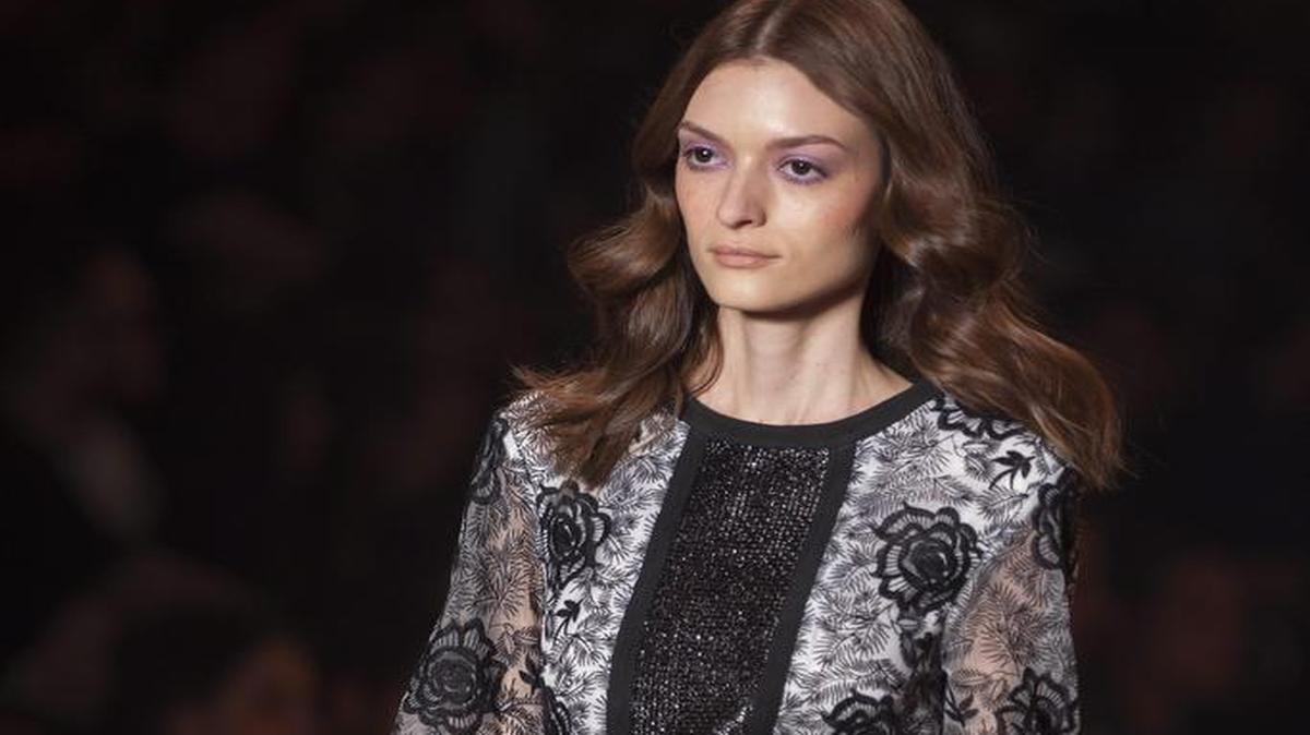 Una modelo luce prendas de la firma Colcci durante un desfile de la Semana de la Moda de Sao Paulo, edición Invierno 2016, en Sao Paulo (Brasil).