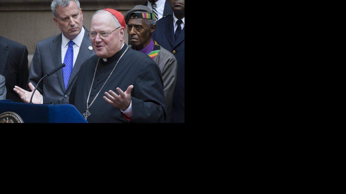 
El cardenal Timothy Dolan durante una rueda de prensa junto al alcalde de Nueva York, Bill de Blasio, izq., luego de una reunión ecuménica organizada tras la muerte de Eric Garner, un hombre de Staten Island que aparentemente fue asfixiadopor unpolicía.



