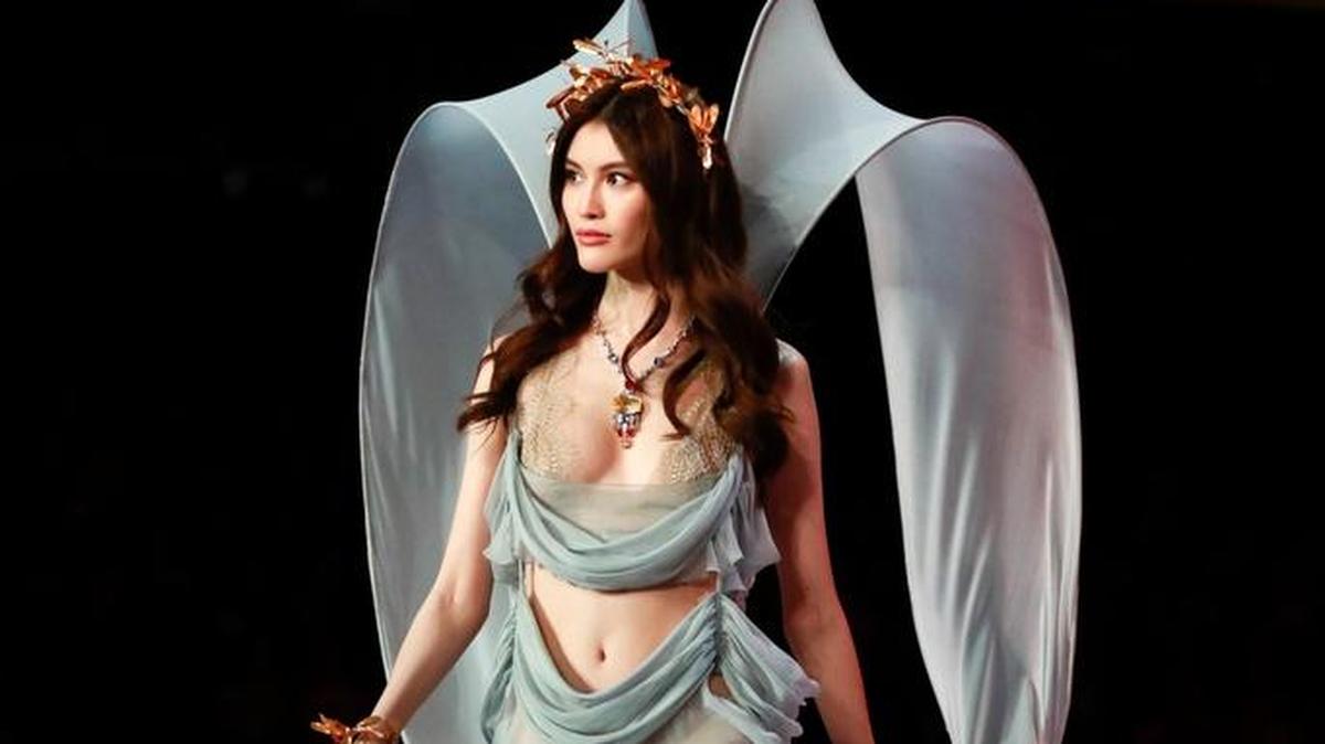 La modelo china Sui He presentó una creación de Victoria’s Secret durante el desfile anual de la marca en Shanghái.