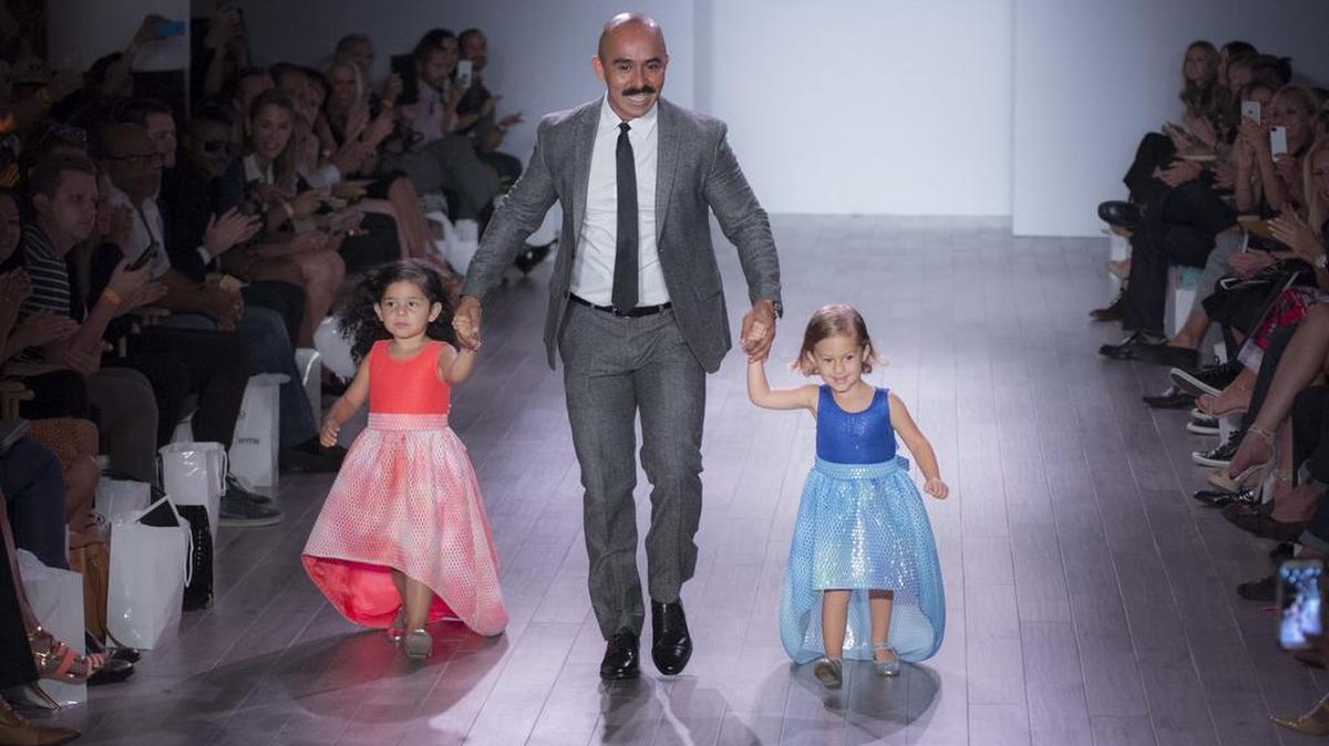 
El diseñador colombiano Raúl Peñaranda se presentó en la pasarela el 16 de septiembre de 2015, en Nueva York. 
