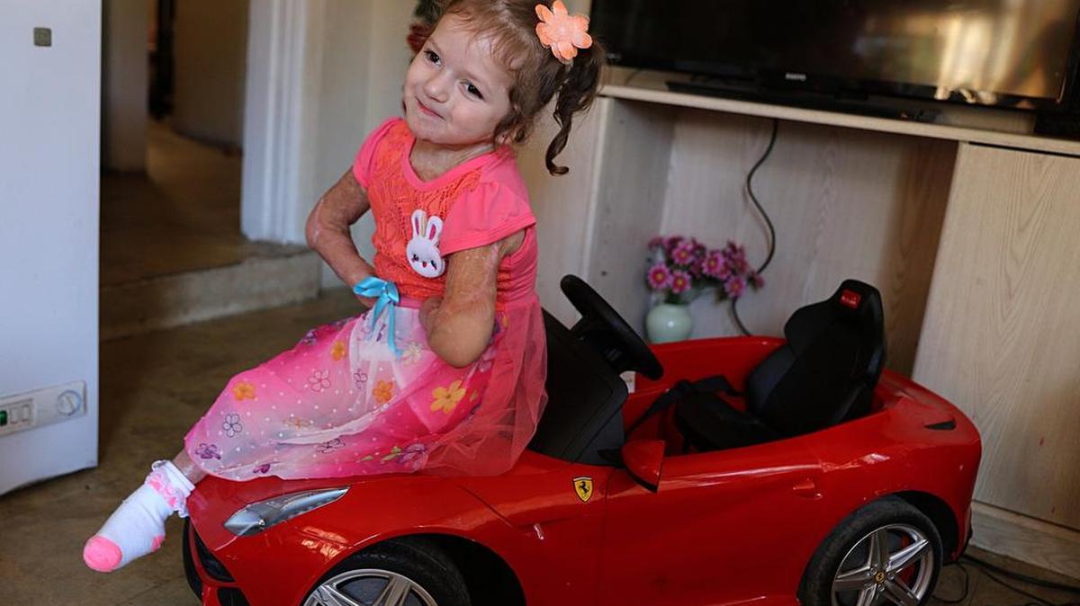 Samantha González, beneficiada por Wish Book del año pasado, obtuvo todo lo que quería: una prótesis para la pierna, una computadora portatil roja para jugar y un automóvil eléctrico Ferrari de color rojo brillante. La foto fue tomada en la casa de su abuela en Fort Lauderdale, el sábado 18 de noviembre de 2017.
