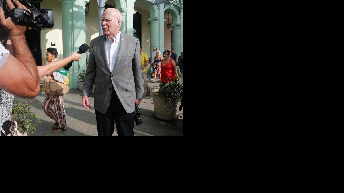 
El senador Patrick Leahy habla con reporteros en el Hotel Saratoga, en La Habana, el 17 de enero. Leahy encabeza la primera delegación de congresistas estadounidenses en visitar la isla desde que el presidente Obama restauró las relaciones en diciembre. 
