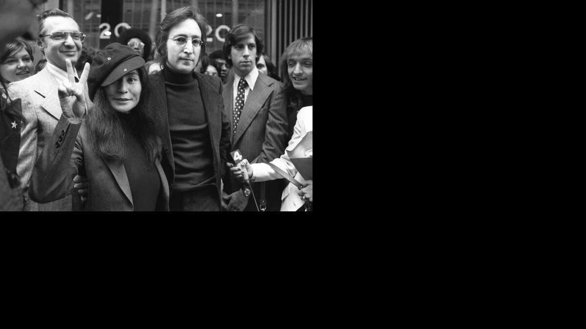 
John Lennon y su esposa, Yoko Ono, salen de una audiencia de Inmigración en la ciudad de Nueva York hace 42 años. El argumento del presidente Barack Obama para diferir deportaciones comenzó a esgrimirse hace décadas.


