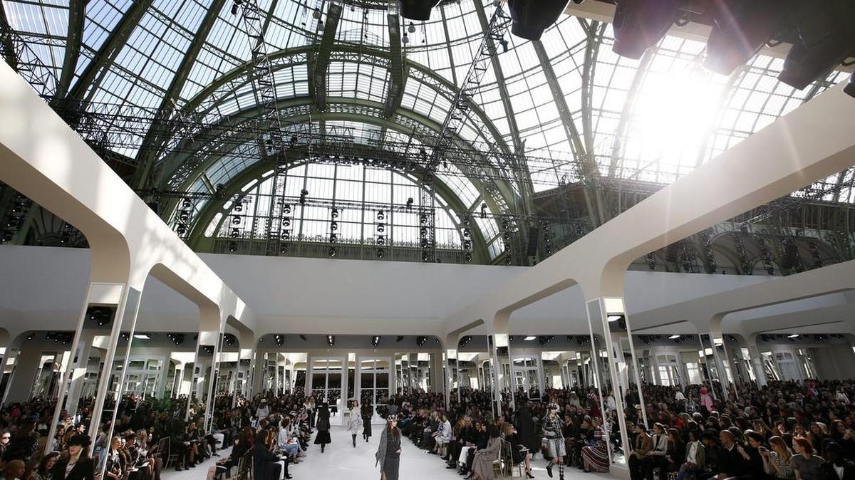 Desfile del diseñador alemán Karl Lagerfeld para Chanel durante la Semana de la Moda de París, en París, Francia.
