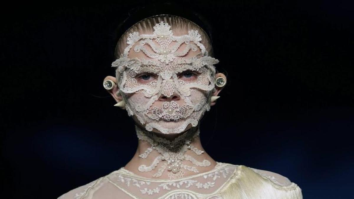 
Para celebrar su década al frente de Givenchy, Ricardo Tisci se mudó de París a Nueva York, temporalmente, para brindar su particular homenaje al 11S.
