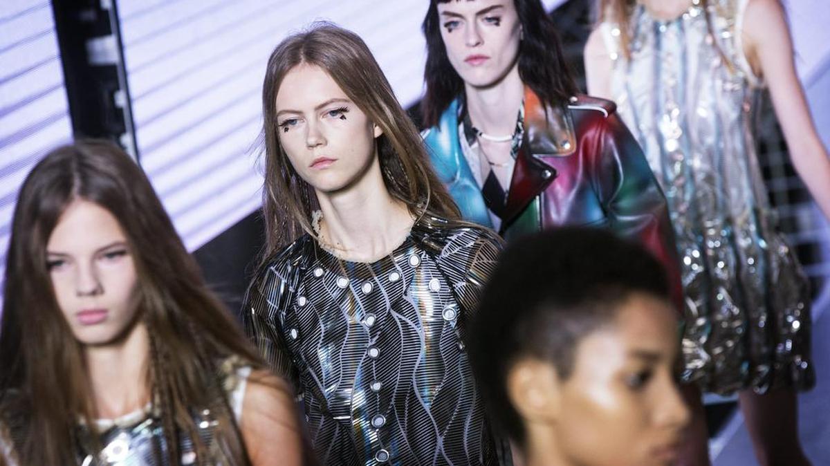 
 Modelos lucen creaciones de la colección prêt-à-porter para la primavera-verano de 2016 del diseñador estadounidense Marc Jacobs para la firma Louis Vuitton durante la última jornada de la Semana de la Moda de París (Francia), hoy, 7 de octubre de 2015. 
